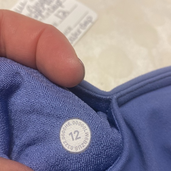 Lululemon Groove Super-High-Rise Crop 23"
Water Drop- size 12 - Picture 5 of 5